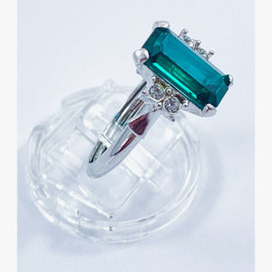 Avon 1976 Park East Emerald-Green Ring - Size 9